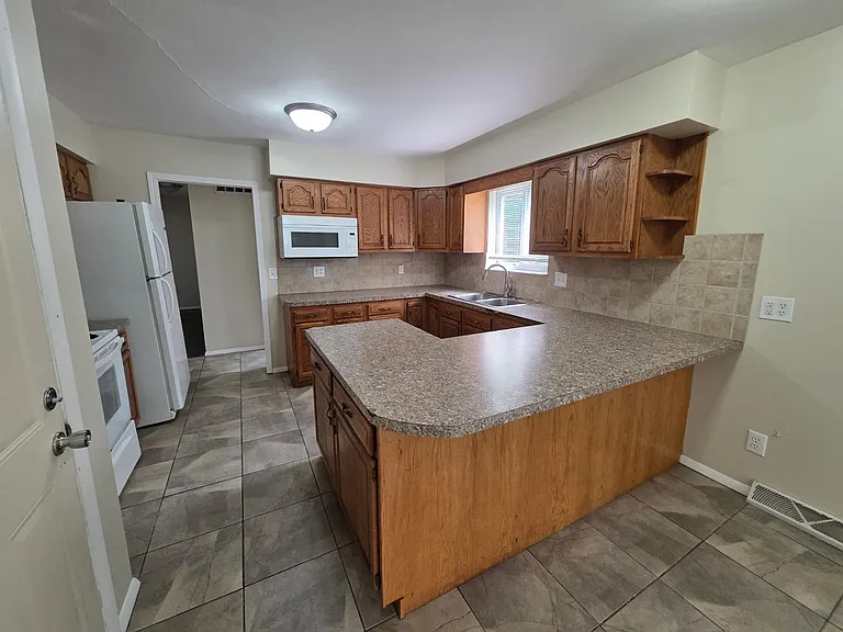1531 Eaton Dr — Photo 5