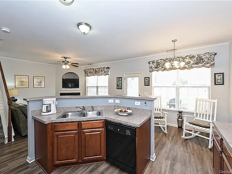 7425 Wallace Ln — Photo 12