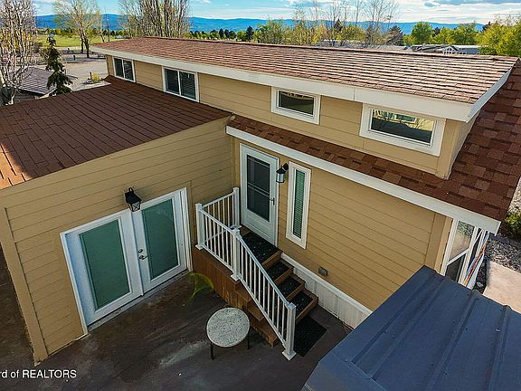 3rd image of 228 Oxbow Dr
