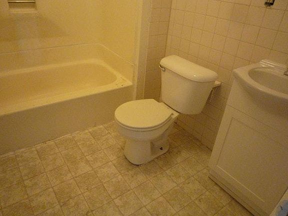 5th image of 618 W 5th St APT 3