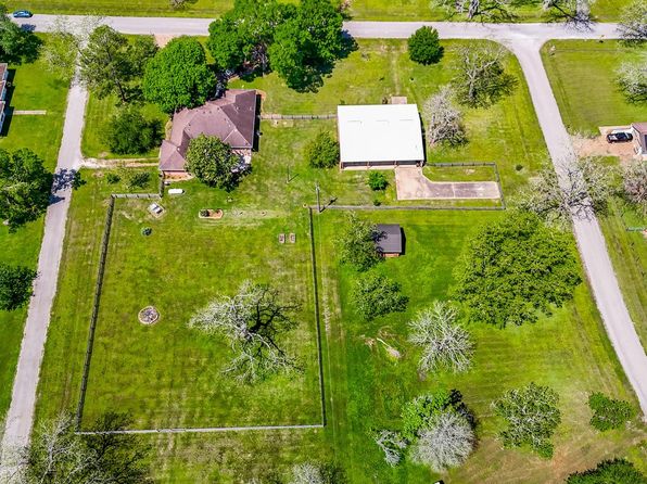 410 Cowhide Dr, Wallis, TX 77485