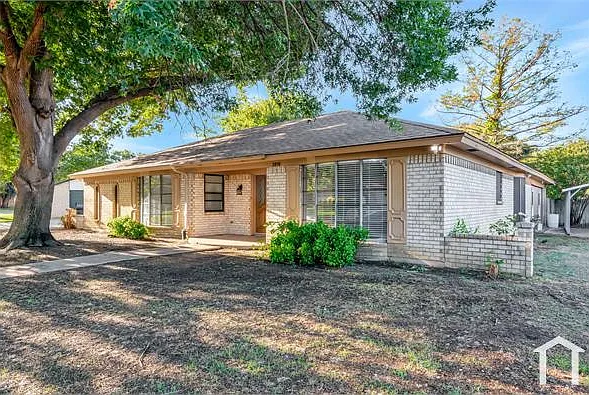 5 bed, 2357 sqft, $2,450 — Photo 2
