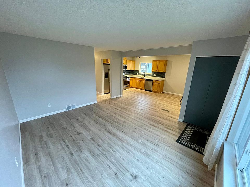 1st image of 915 E Lincoln Ave