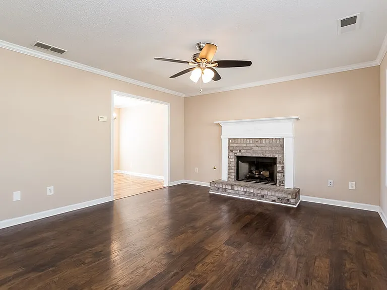 212 Greystone Cir — Photo 3