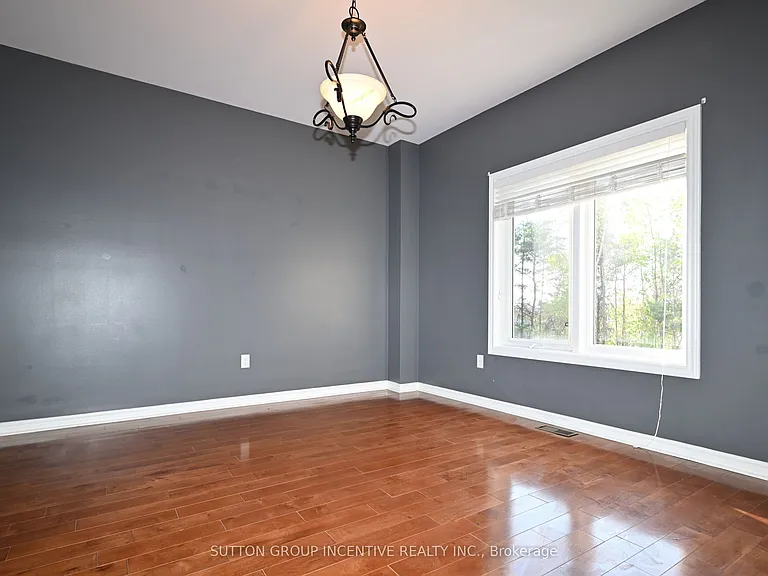 28 Silvercreek Cres #UPPER — Photo 3