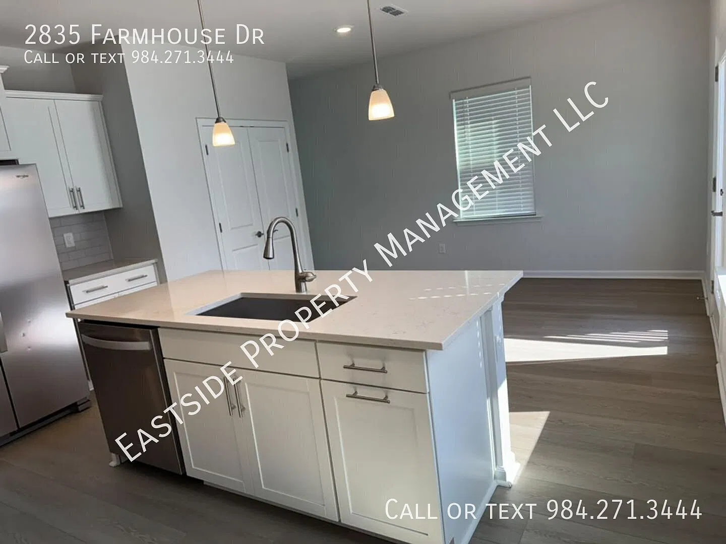 Beautiful & Gorgeous End Unit Townhouse With Spacious Layout, Community Pool & In Prime Location ... — Photo 3