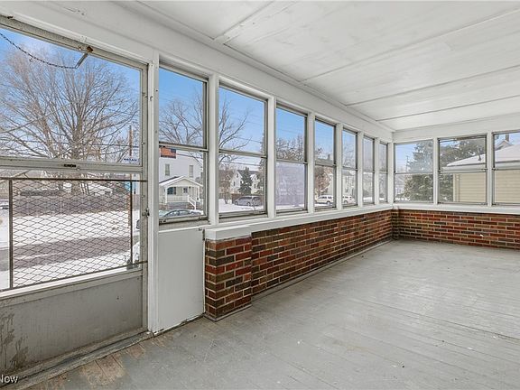 4th image of 319 W 27th St