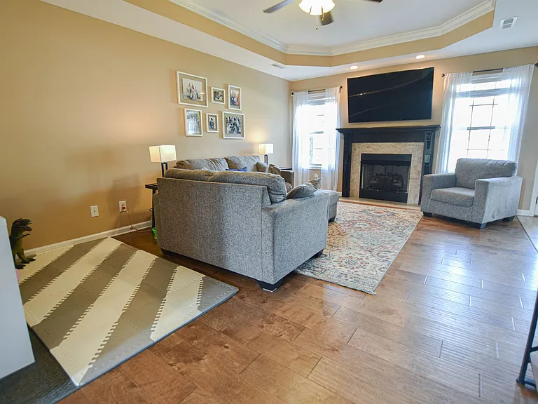 1016 Meadowview Ln — Photo 2