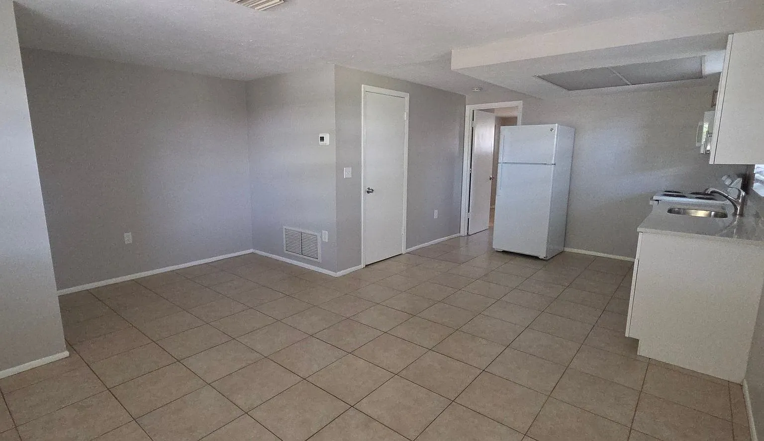 Moveinready 1 bedroom, 1 bathroom residence located in the heart of Nokomis. — Photo 2