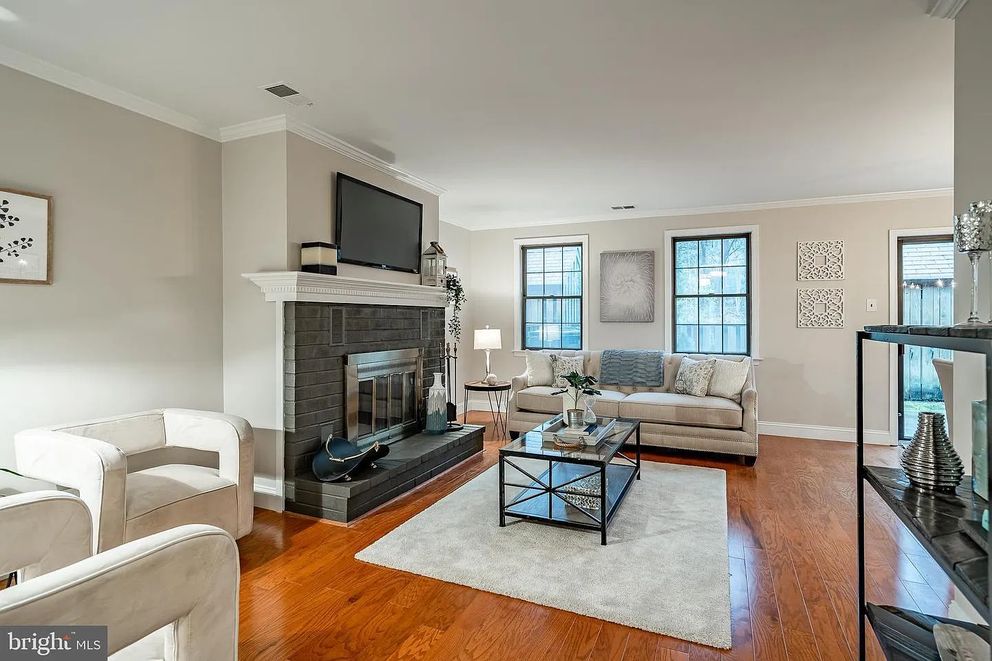 313 Albans Ct — Photo 4