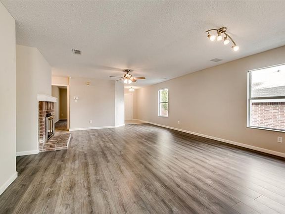 5th image of 2513 Clear Brook Dr