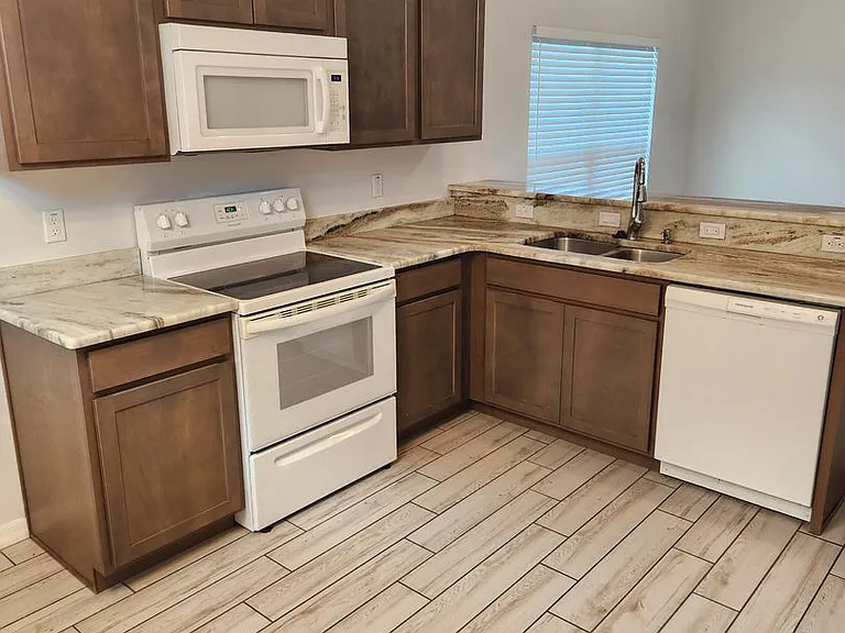 1108 Constantine St — Photo 3