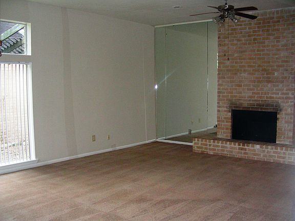 7627-Fireplace in living room_05312014