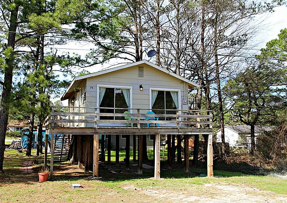 1st image of 18 Hoyt Ln