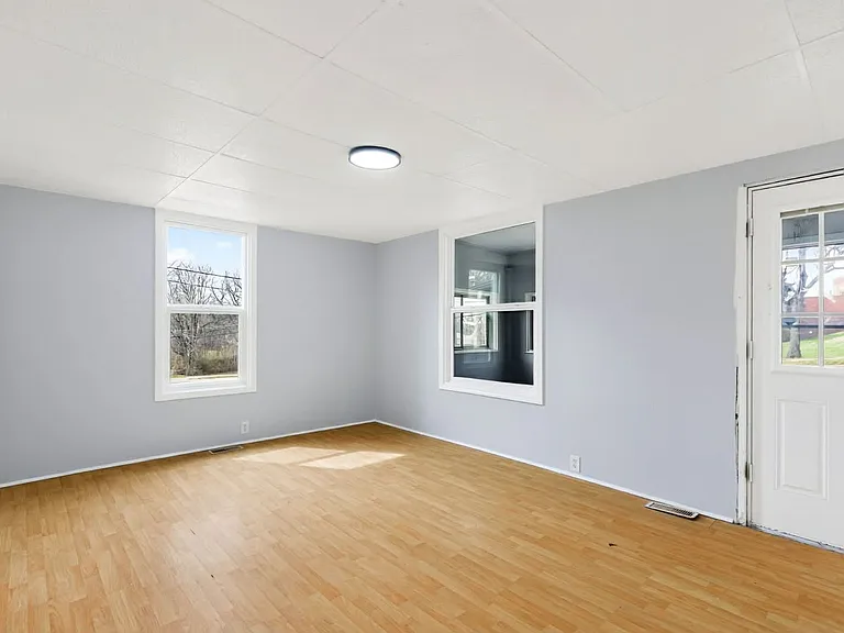 221 N Crysler Ave — Photo 4