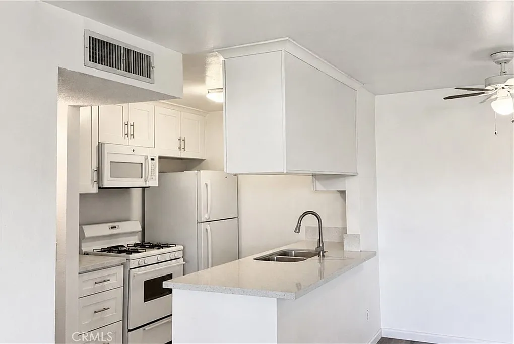 2 bed, 915 sqft, $2,695 — Photo 4