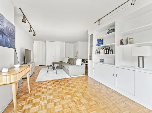245 East 25th Street 5A image 2 of 9
