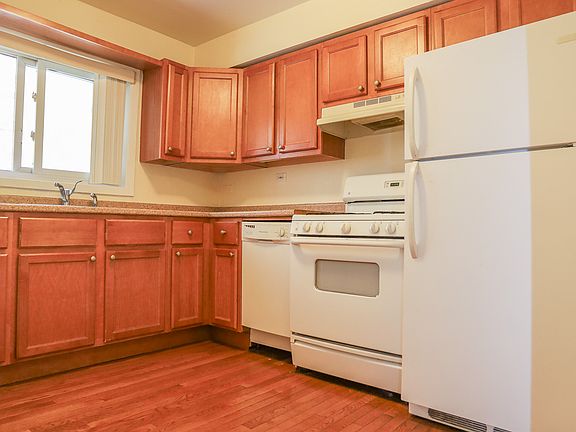 3rd image of 528 W Wellington Ave #305