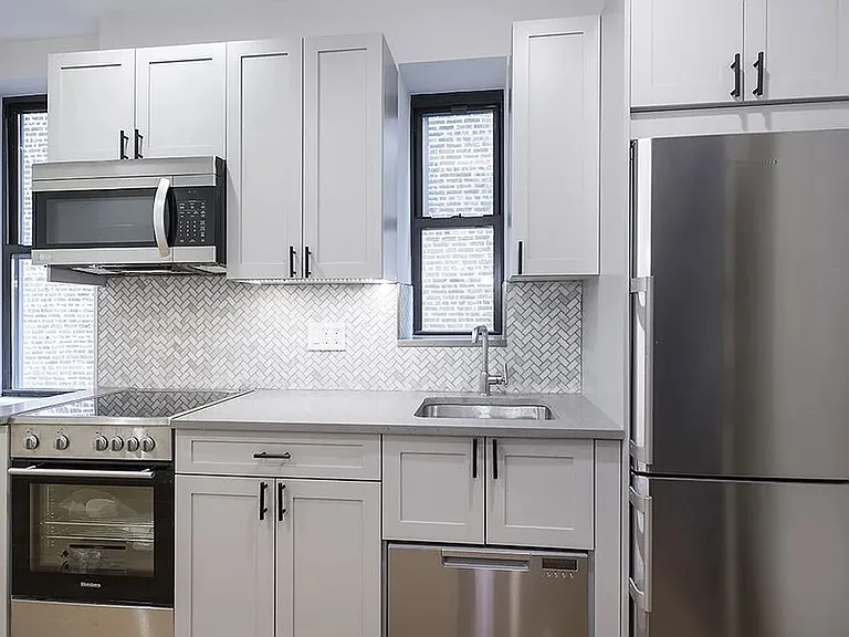 244 E 46th St #3D — Photo 3