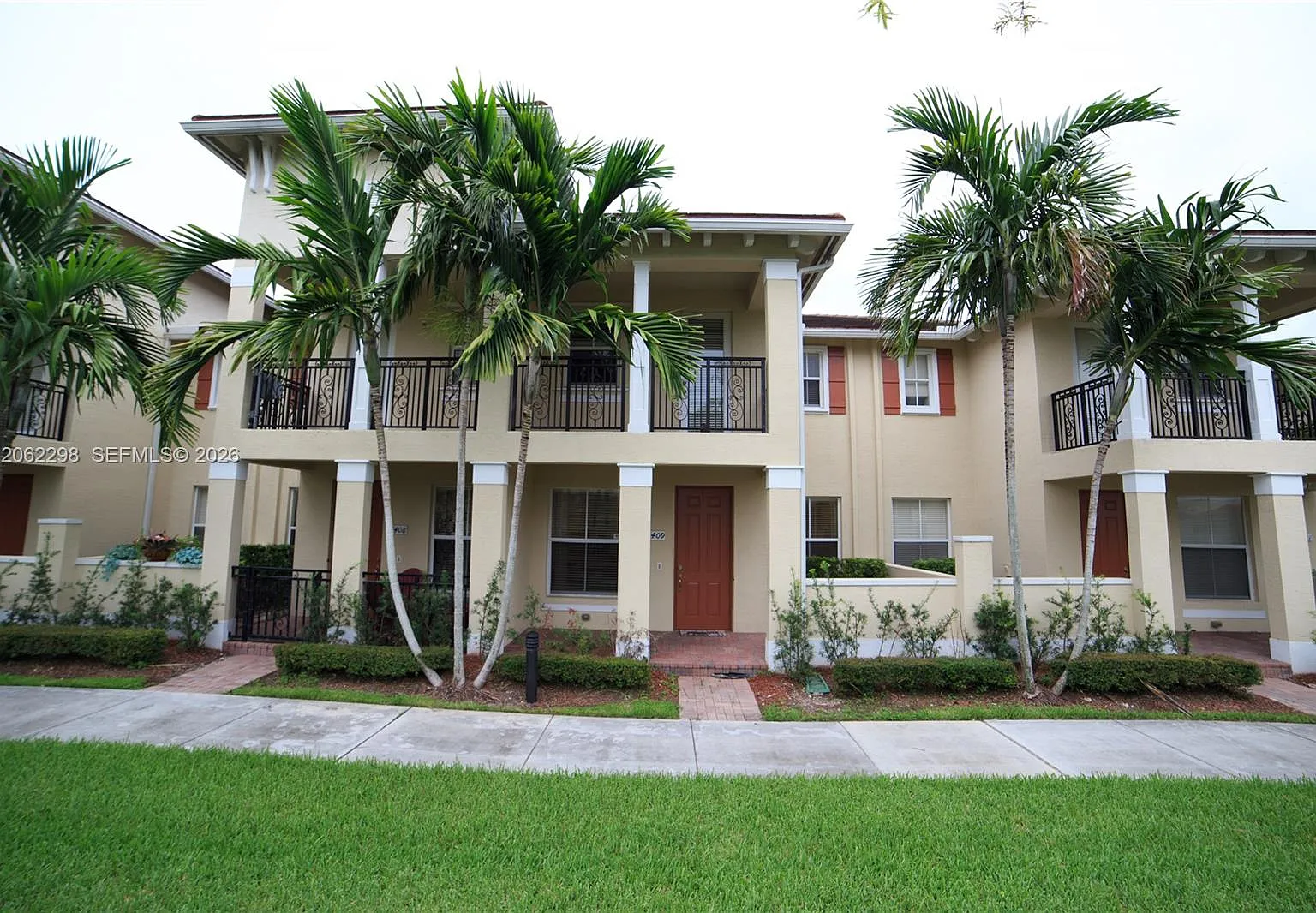 Paloma Lakes Condominium — Photo 1