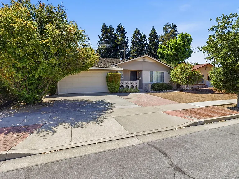 1571 Finch Way — Photo 3