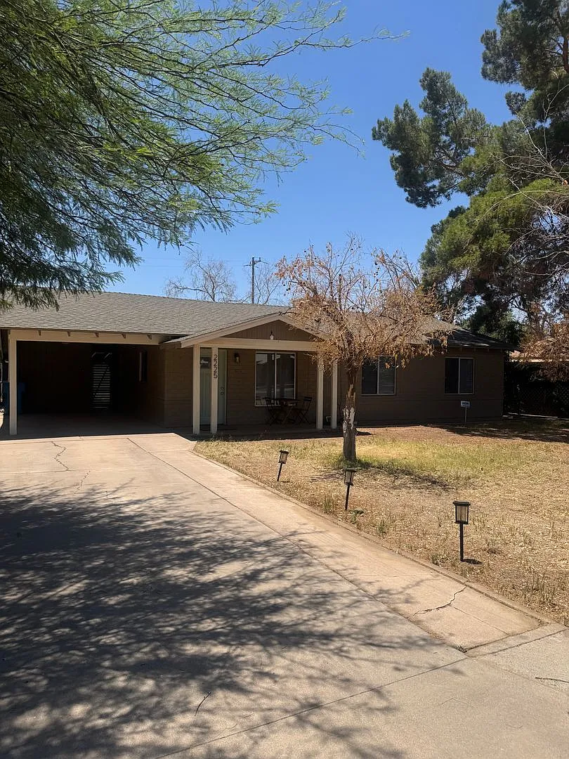 3 Bedroom Home In Phoenix — Photo 1