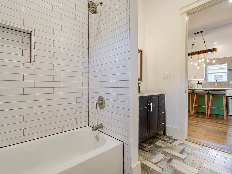 410 James St — Photo 24