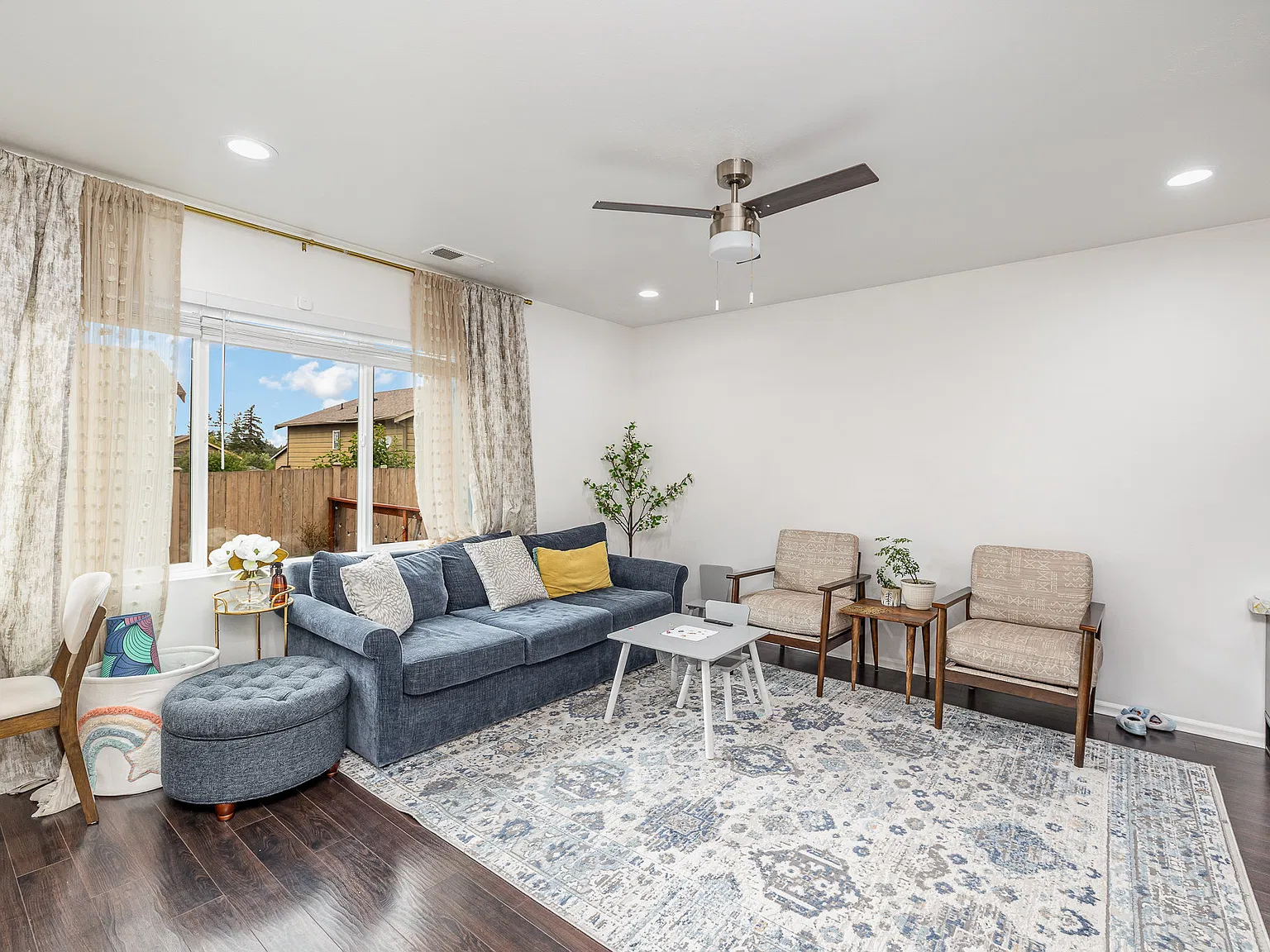 3 bed, 2.5 bath, 1418 sqft, $3,150 — Photo 3