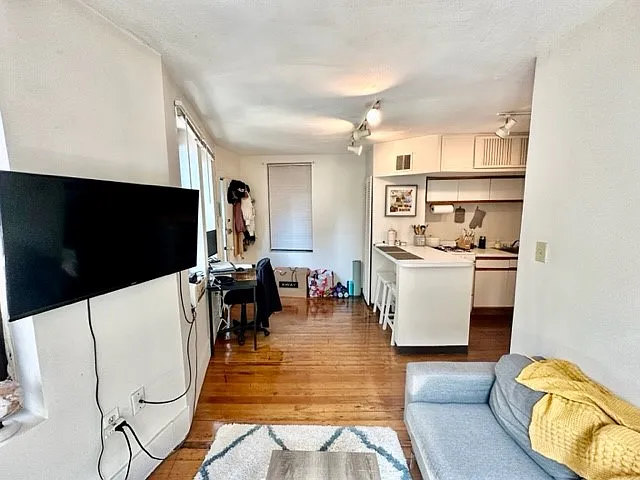 13 Charter St #3R — Photo 4