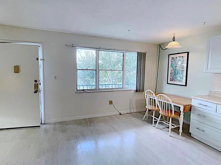 1200 Colonnades Dr #208 — Photo 9