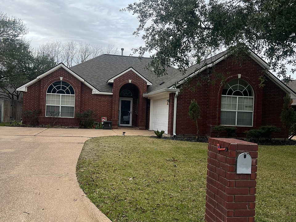 1st image of 611 Yorkshire Dr