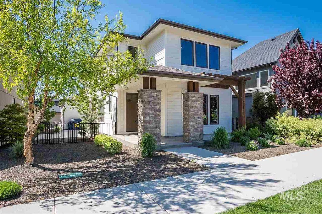 4 bed, 2.5 bath, 2332 sqft, $3,600 — Photo 4