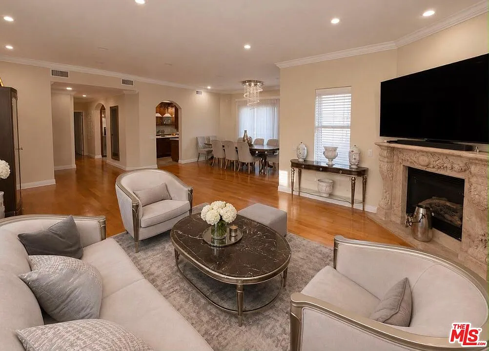 3 bed, 3.0 bath, 2080 sqft, $5,900 — Photo 2