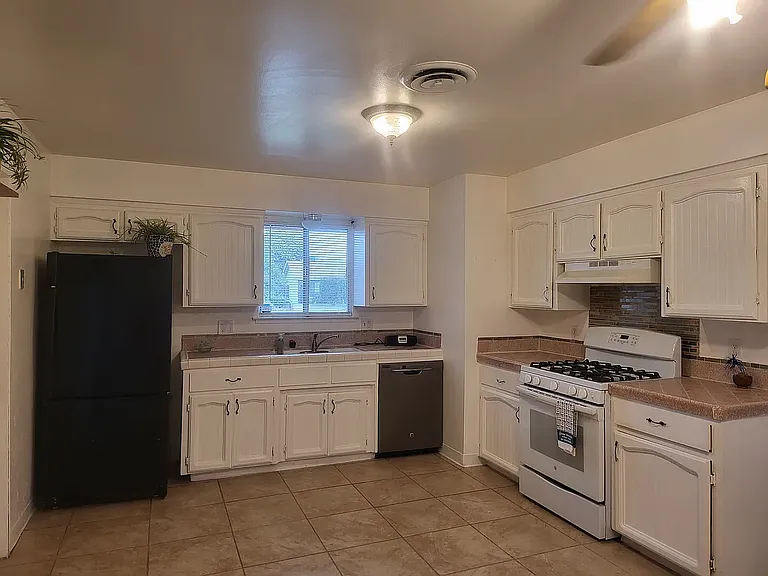1019 S Demaree St — Photo 45