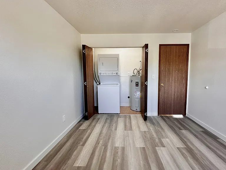 211-225 N Peterson Dr — Photo 16