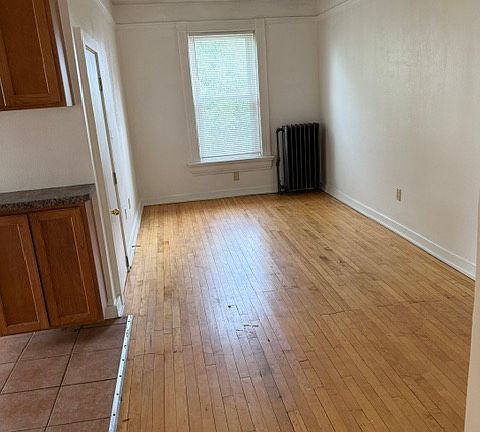 2nd image of 625 E Pleasant St