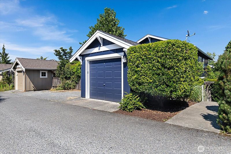 5th image of 5925 31st Avenue SW