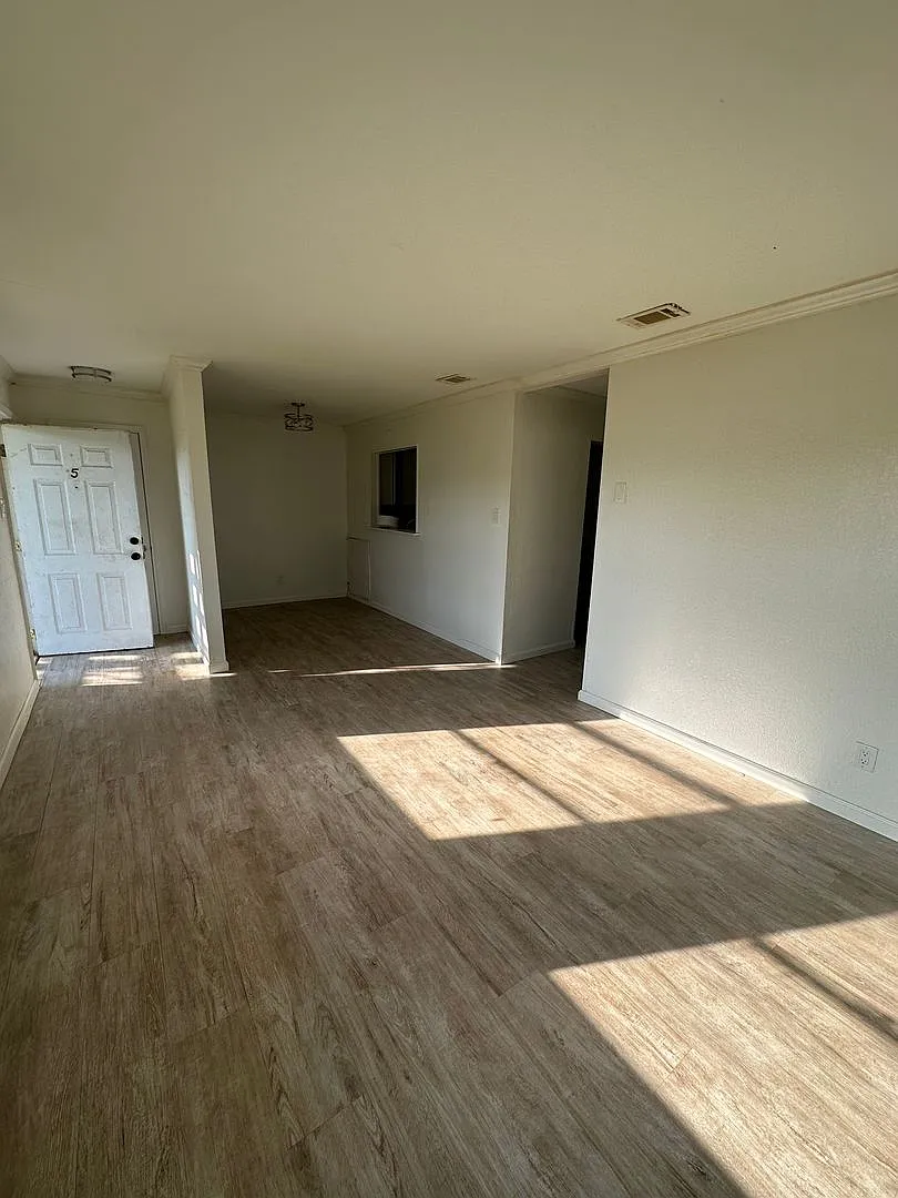 Sunrise Apartments — Photo 2
