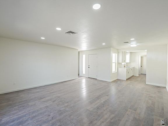 4th image of 1402 W Las Lomas St