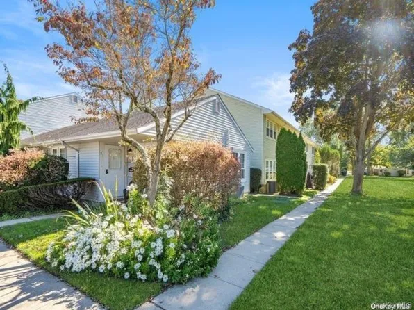 51 Whalers Cv, Babylon, NY 11702