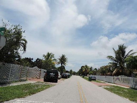 3rd image of 13000 NW Miami Ct