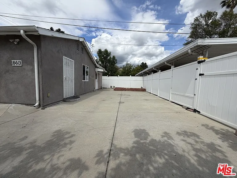 18601 Hiawatha St — Photo 19