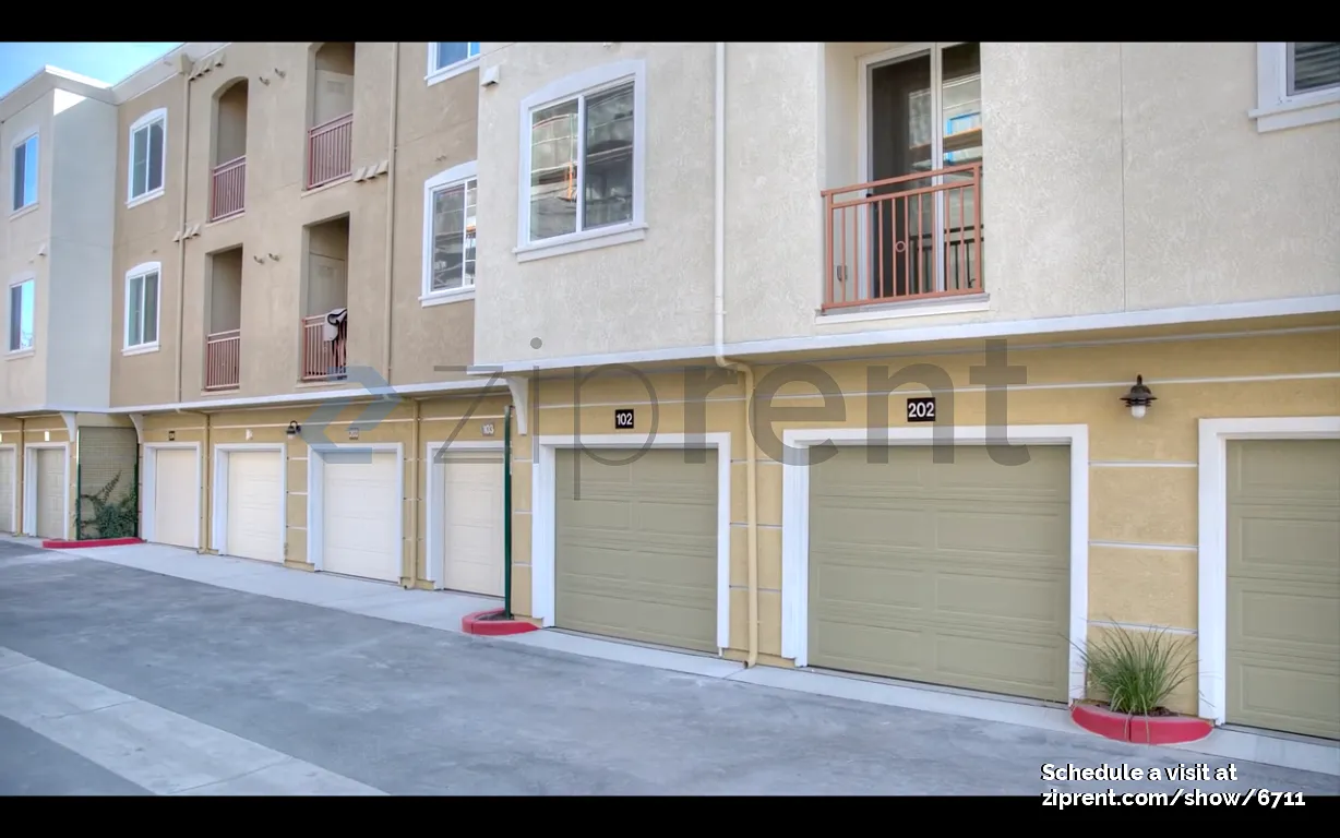 3 bed, 951 sqft, $3,100 — Photo 4