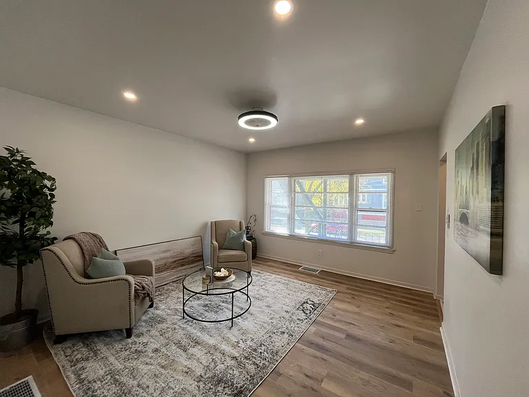 128 E Lloyd St — Photo 5