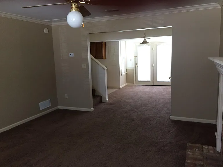 1168 Ashford Ln — Photo 2