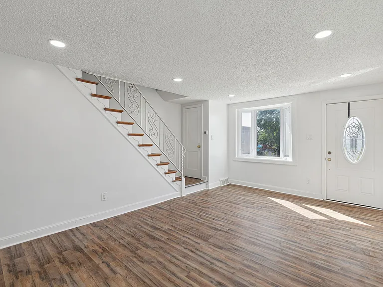 214 Westbridge Rd — Photo 5