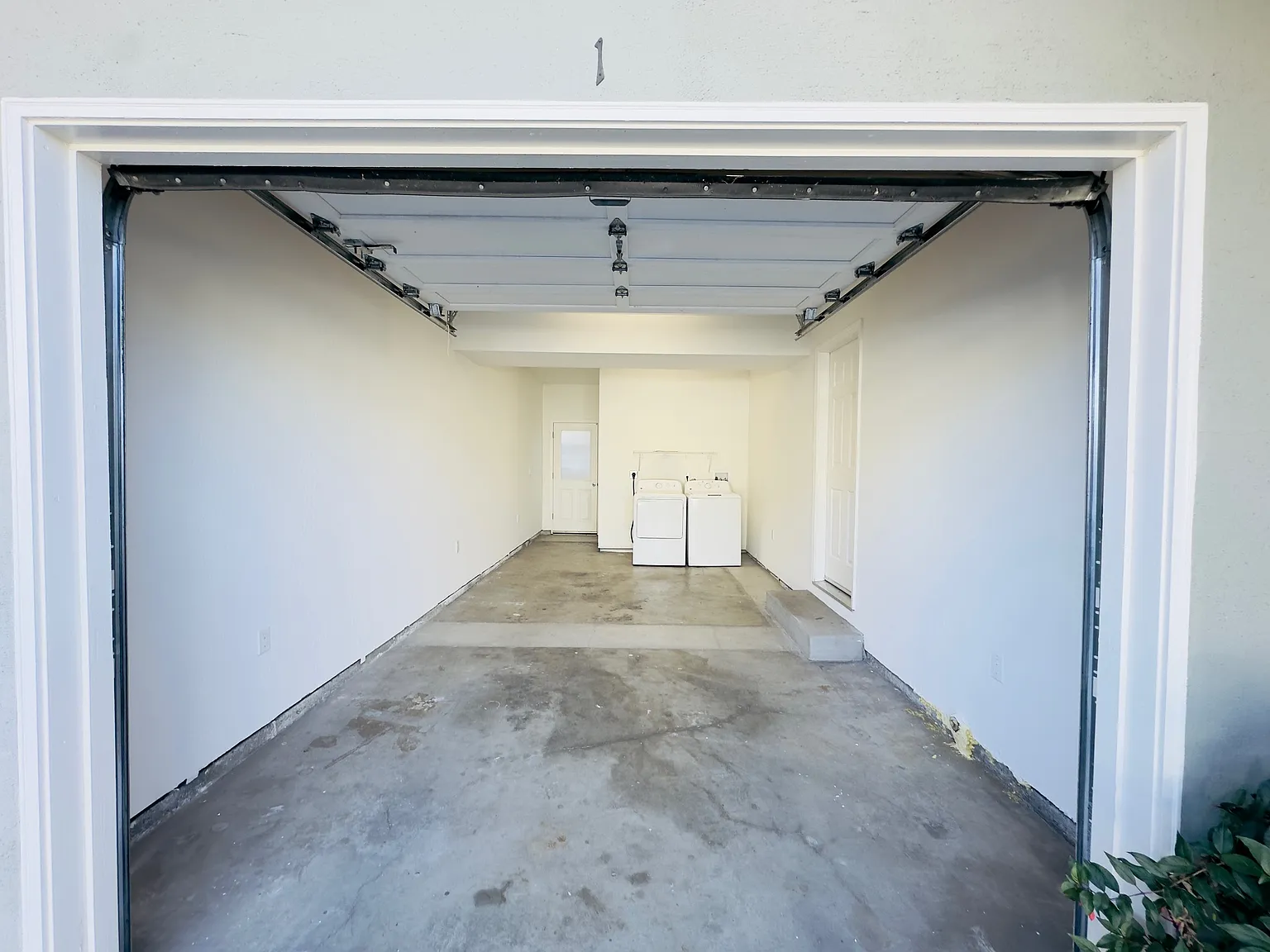 2 bed, 906 sqft, $3,595 — Photo 3