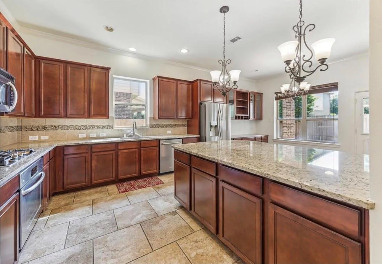 5 bed, 3.5 bath, 4226 sqft, $3,500 — Photo 3