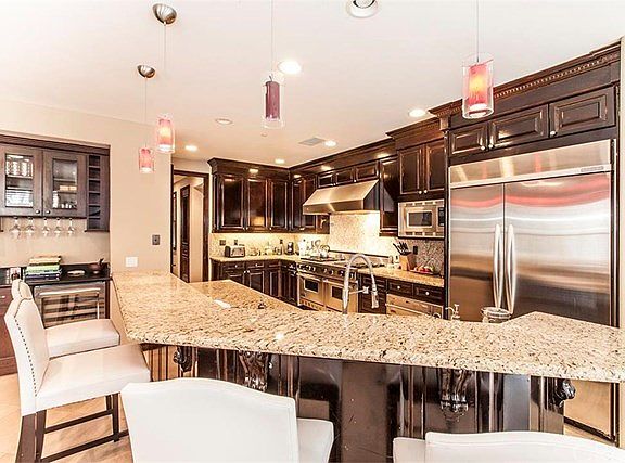 Kitchen Bar for breakfast, entertaining.