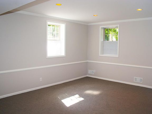 Daylight Living room (22'X14')
